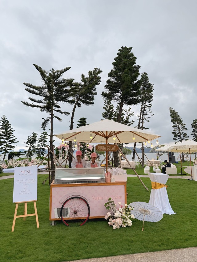 Toàn cảnh đám cưới Hồ Quỳnh Hương: Cô dâu khóc nức nở, khoá môi chú rể tình tứ, thái độ nhà chồng gây chú ý- Ảnh 14. Toàn cảnh đám cưới Hồ Quỳnh Hương: Cô dâu khóc nức nở, khoá môi chú rể tình tứ, thái độ nhà chồng gây chú ý- Ảnh 14.