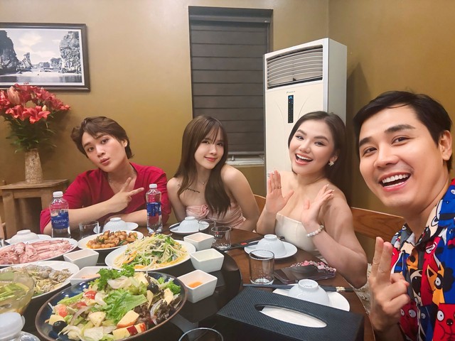 Trực tiếp đám cưới Hồ Quỳnh Hương: Cô dâu lộ diện xinh xắn, Thiều Bảo Trâm làm phù dâu, lễ đường có 1 chi tiết đặc biệt- Ảnh 4. Trực tiếp đám cưới Hồ Quỳnh Hương: Cô dâu lộ diện xinh xắn, Thiều Bảo Trâm làm phù dâu, lễ đường có 1 chi tiết đặc biệt- Ảnh 4.
