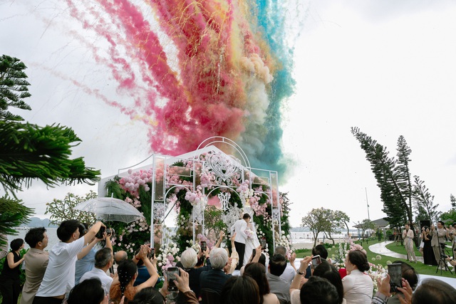 Toàn cảnh đám cưới Hồ Quỳnh Hương: Cô dâu khóc nức nở, khoá môi chú rể tình tứ, thái độ nhà chồng gây chú ý- Ảnh 2. Toàn cảnh đám cưới Hồ Quỳnh Hương: Cô dâu khóc nức nở, khoá môi chú rể tình tứ, thái độ nhà chồng gây chú ý- Ảnh 2.