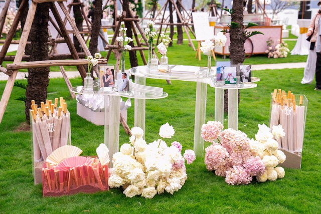 Toàn cảnh đám cưới Hồ Quỳnh Hương: Cô dâu khóc nức nở, khoá môi chú rể tình tứ, thái độ nhà chồng gây chú ý- Ảnh 11. Toàn cảnh đám cưới Hồ Quỳnh Hương: Cô dâu khóc nức nở, khoá môi chú rể tình tứ, thái độ nhà chồng gây chú ý- Ảnh 11.