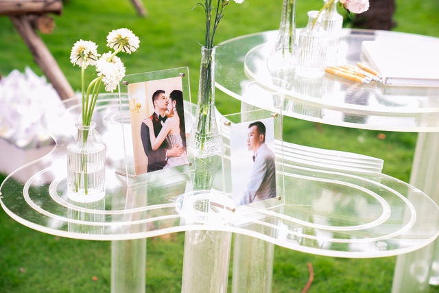 Toàn cảnh đám cưới Hồ Quỳnh Hương: Cô dâu khóc nức nở, khoá môi chú rể tình tứ, thái độ nhà chồng gây chú ý- Ảnh 12. Toàn cảnh đám cưới Hồ Quỳnh Hương: Cô dâu khóc nức nở, khoá môi chú rể tình tứ, thái độ nhà chồng gây chú ý- Ảnh 12.