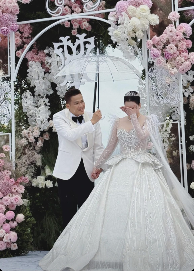 Toàn cảnh đám cưới Hồ Quỳnh Hương: Cô dâu khóc nức nở, khoá môi chú rể tình tứ, thái độ nhà chồng gây chú ý- Ảnh 3. Toàn cảnh đám cưới Hồ Quỳnh Hương: Cô dâu khóc nức nở, khoá môi chú rể tình tứ, thái độ nhà chồng gây chú ý- Ảnh 3.