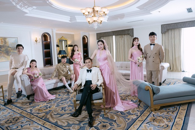 Toàn cảnh đám cưới Hồ Quỳnh Hương: Cô dâu khóc nức nở, khoá môi chú rể tình tứ, thái độ nhà chồng gây chú ý- Ảnh 8. Toàn cảnh đám cưới Hồ Quỳnh Hương: Cô dâu khóc nức nở, khoá môi chú rể tình tứ, thái độ nhà chồng gây chú ý- Ảnh 8.