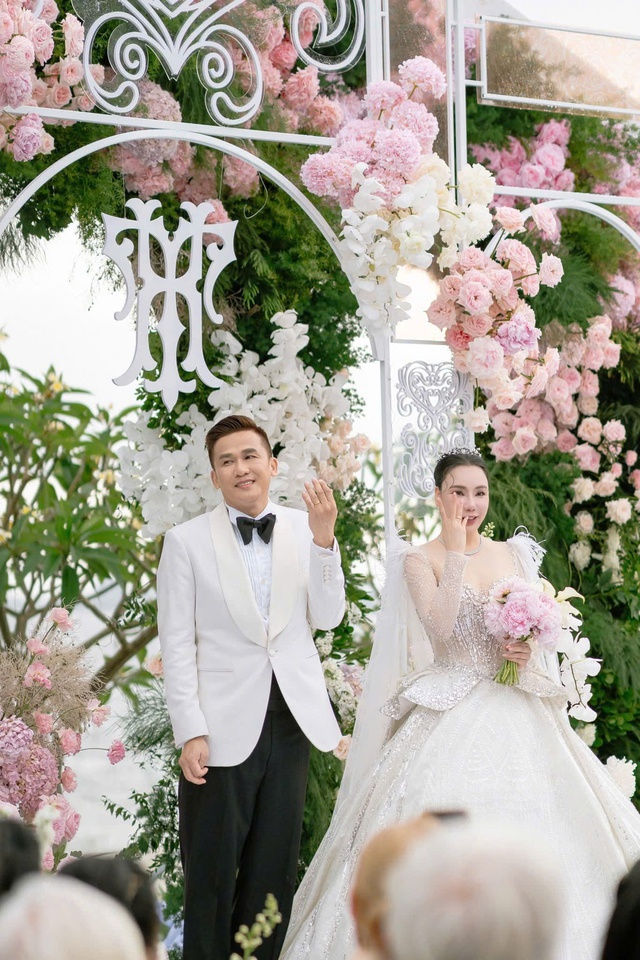 Sự thật màn bắt hoa cưới tại hôn lễ Hồ Quỳnh Hương: Lộ clip 