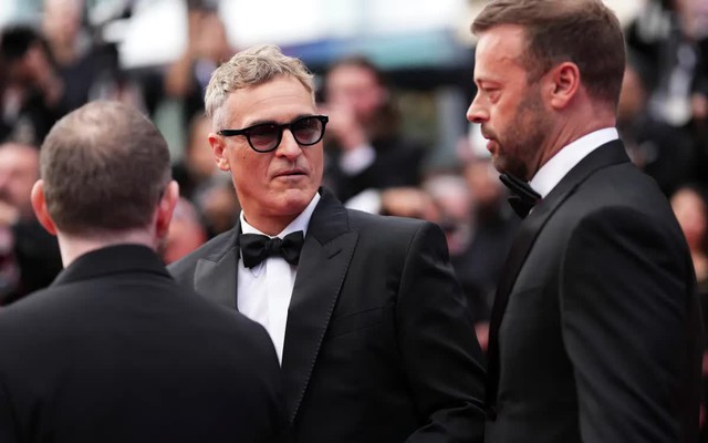 Joaquin Phoenix bật khóc tại LHP Cannes- Ảnh 1. Joaquin Phoenix bật khóc tại LHP Cannes- Ảnh 1.