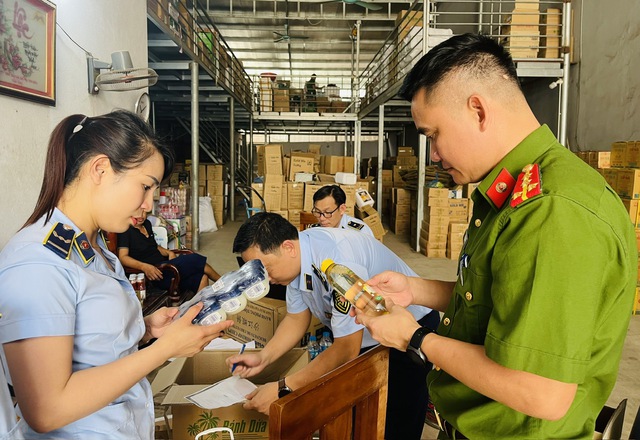Phát hiện và buộc tiêu huỷ 700 chai dầu gội giả mạo nhãn hiệu và nhập lậu ở Vĩnh Phúc- Ảnh 1.