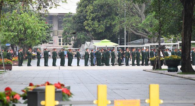 Dòng người đổ về Lăng Bác từ sáng sớm: Cảnh tượng xúc động trước sinh nhật lần thứ 135 của Người- Ảnh 7.