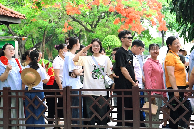 Dòng người đổ về Lăng Bác từ sáng sớm: Cảnh tượng xúc động trước sinh nhật lần thứ 135 của Người- Ảnh 2.