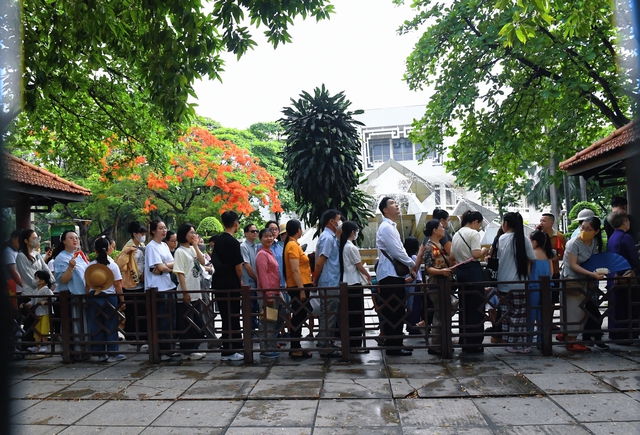 Dòng người đổ về Lăng Bác từ sáng sớm: Cảnh tượng xúc động trước sinh nhật lần thứ 135 của Người- Ảnh 3.