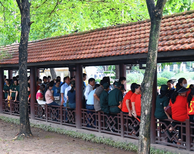 Dòng người đổ về Lăng Bác từ sáng sớm: Cảnh tượng xúc động trước sinh nhật lần thứ 135 của Người- Ảnh 4.