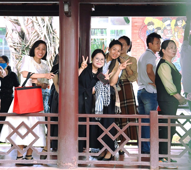 Dòng người đổ về Lăng Bác từ sáng sớm: Cảnh tượng xúc động trước sinh nhật lần thứ 135 của Người- Ảnh 8.