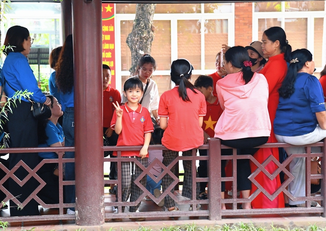 Dòng người đổ về Lăng Bác từ sáng sớm: Cảnh tượng xúc động trước sinh nhật lần thứ 135 của Người- Ảnh 9.