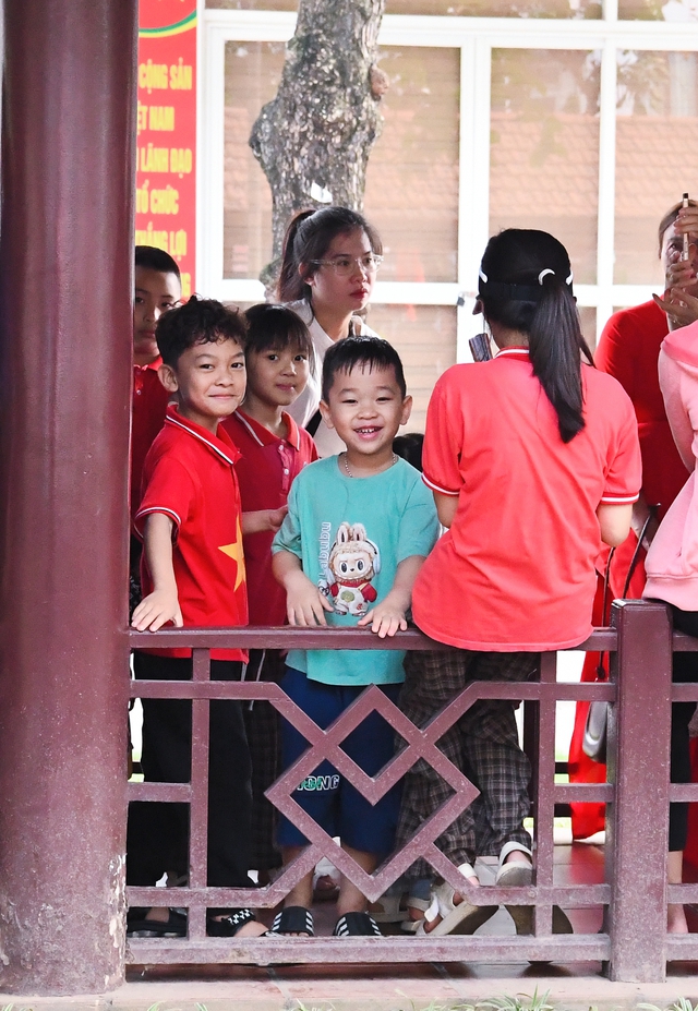 Dòng người đổ về Lăng Bác từ sáng sớm: Cảnh tượng xúc động trước sinh nhật lần thứ 135 của Người- Ảnh 10.