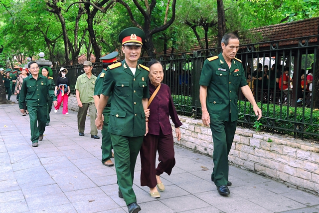 Dòng người đổ về Lăng Bác từ sáng sớm: Cảnh tượng xúc động trước sinh nhật lần thứ 135 của Người- Ảnh 5.