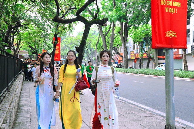 Dòng người đổ về Lăng Bác từ sáng sớm: Cảnh tượng xúc động trước sinh nhật lần thứ 135 của Người- Ảnh 6.