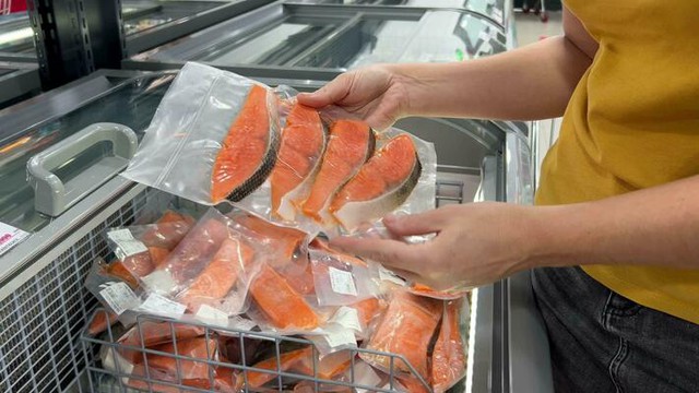Thịt, cá mua từ siêu thị về có cần rửa lại không? Chuyên gia cảnh báo- Ảnh 1.