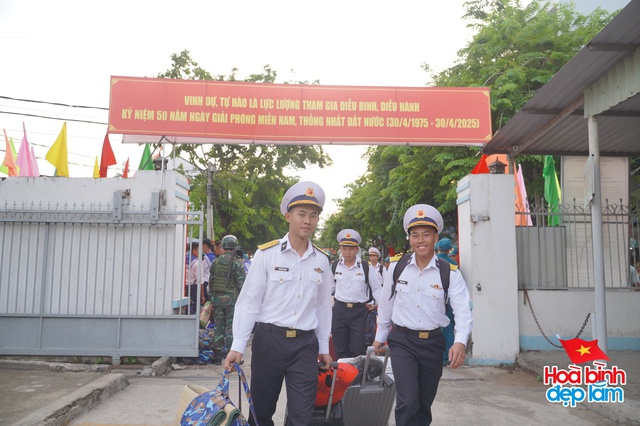 Cảnh tượng hiếm có ở sân bay Tân Sơn Nhất: Một màu xanh đồng loạt khiến ai cũng ngoái nhìn!- Ảnh 21.