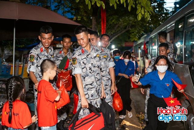 Cảnh tượng hiếm có ở sân bay Tân Sơn Nhất: Một màu xanh đồng loạt khiến ai cũng ngoái nhìn!- Ảnh 27.