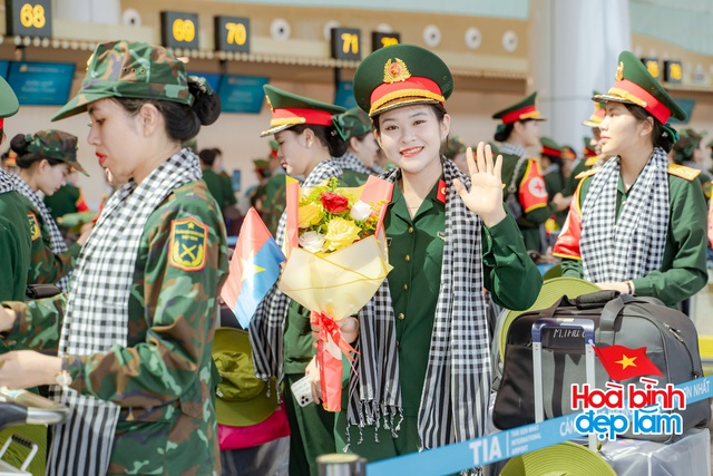 Cảnh tượng hiếm có ở sân bay Tân Sơn Nhất: Một màu xanh đồng loạt khiến ai cũng ngoái nhìn!- Ảnh 13.