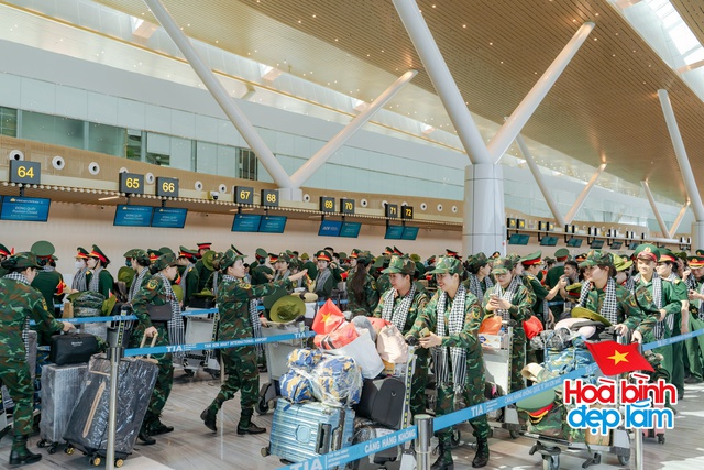 Cảnh tượng hiếm có ở sân bay Tân Sơn Nhất: Một màu xanh đồng loạt khiến ai cũng ngoái nhìn!- Ảnh 15.