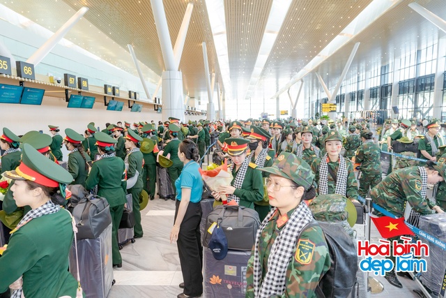 Cảnh tượng hiếm có ở sân bay Tân Sơn Nhất: Một màu xanh đồng loạt khiến ai cũng ngoái nhìn!- Ảnh 14.