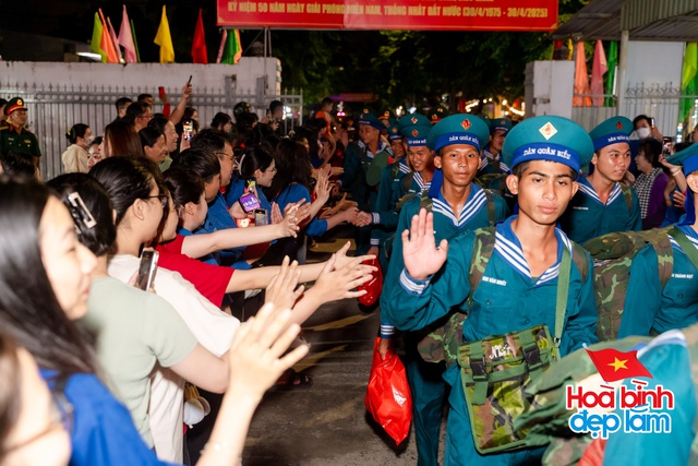 Cảnh tượng hiếm có ở sân bay Tân Sơn Nhất: Một màu xanh đồng loạt khiến ai cũng ngoái nhìn!- Ảnh 24.