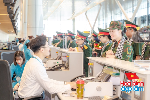 Cảnh tượng hiếm có ở sân bay Tân Sơn Nhất: Một màu xanh đồng loạt khiến ai cũng ngoái nhìn!- Ảnh 19.