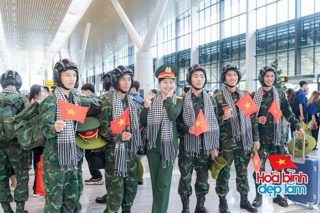 Cảnh tượng hiếm có ở sân bay Tân Sơn Nhất: Một màu xanh đồng loạt khiến ai cũng ngoái nhìn!- Ảnh 12.
