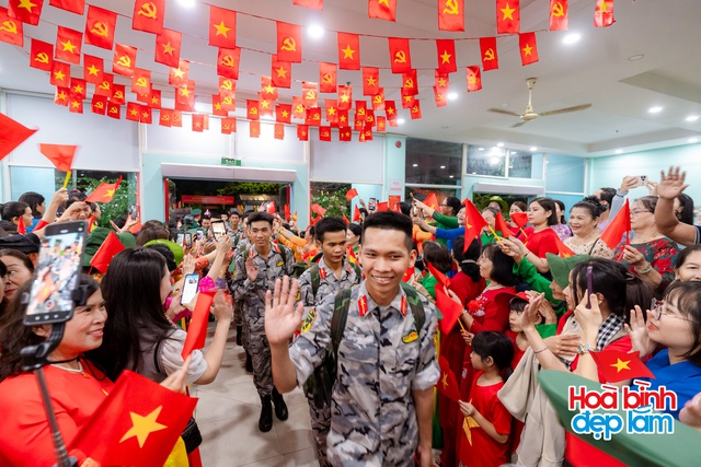 Cảnh tượng hiếm có ở sân bay Tân Sơn Nhất: Một màu xanh đồng loạt khiến ai cũng ngoái nhìn!- Ảnh 31.