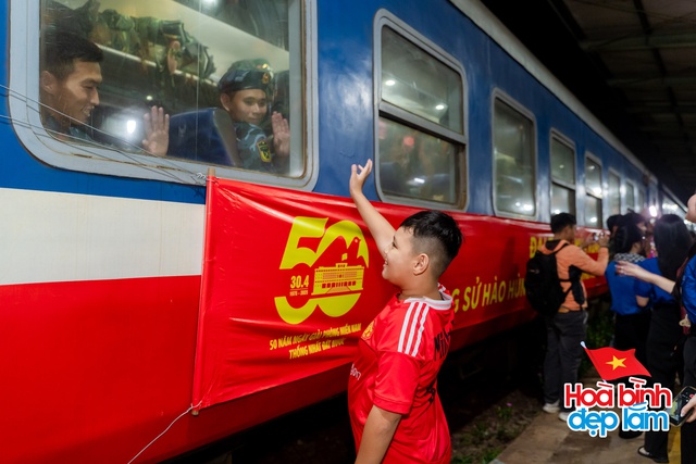 Cảnh tượng hiếm có ở sân bay Tân Sơn Nhất: Một màu xanh đồng loạt khiến ai cũng ngoái nhìn!- Ảnh 32.