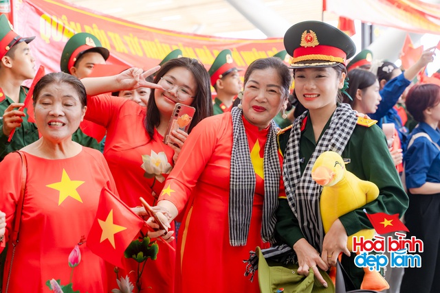 Cảnh tượng hiếm có ở sân bay Tân Sơn Nhất: Một màu xanh đồng loạt khiến ai cũng ngoái nhìn!- Ảnh 17.