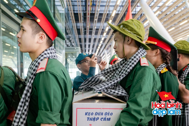 Cảnh tượng hiếm có ở sân bay Tân Sơn Nhất: Một màu xanh đồng loạt khiến ai cũng ngoái nhìn!- Ảnh 18.