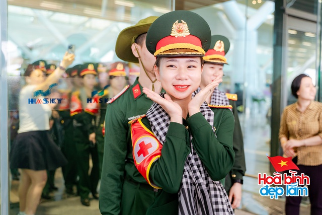 Cảnh tượng hiếm có ở sân bay Tân Sơn Nhất: Một màu xanh đồng loạt khiến ai cũng ngoái nhìn!- Ảnh 11.