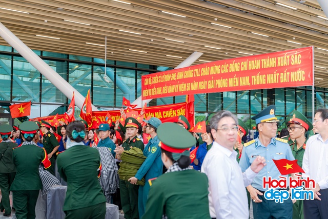 Cảnh tượng hiếm có ở sân bay Tân Sơn Nhất: Một màu xanh đồng loạt khiến ai cũng ngoái nhìn!- Ảnh 16.