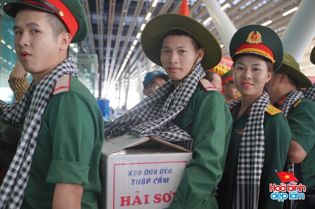 Cảnh tượng hiếm có ở sân bay Tân Sơn Nhất: Một màu xanh đồng loạt khiến ai cũng ngoái nhìn!- Ảnh 5.