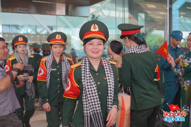 Cảnh tượng hiếm có ở sân bay Tân Sơn Nhất: Một màu xanh đồng loạt khiến ai cũng ngoái nhìn!- Ảnh 10.