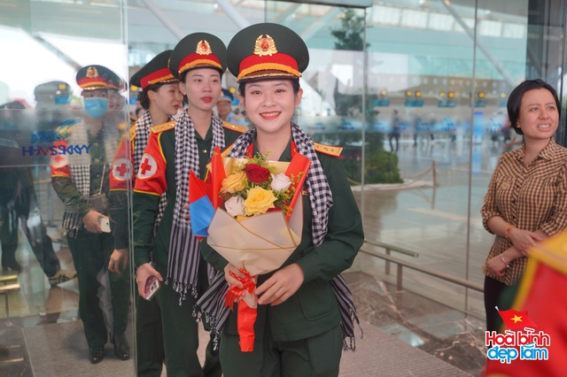 Cảnh tượng hiếm có ở sân bay Tân Sơn Nhất: Một màu xanh đồng loạt khiến ai cũng ngoái nhìn!- Ảnh 9.