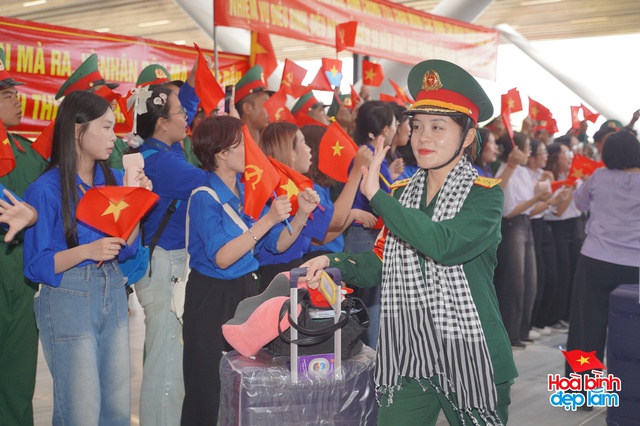 Cảnh tượng hiếm có ở sân bay Tân Sơn Nhất: Một màu xanh đồng loạt khiến ai cũng ngoái nhìn!- Ảnh 3.
