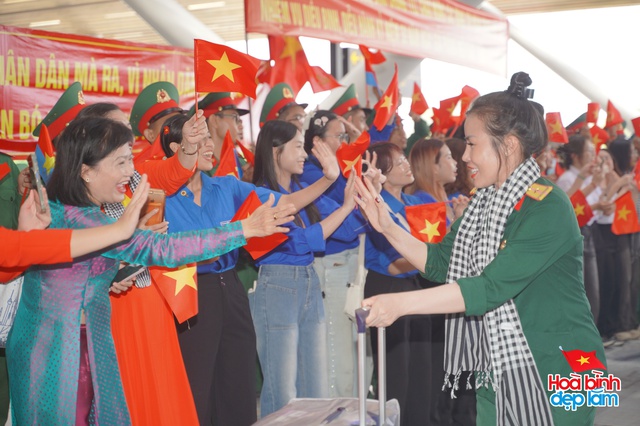 Cảnh tượng hiếm có ở sân bay Tân Sơn Nhất: Một màu xanh đồng loạt khiến ai cũng ngoái nhìn!- Ảnh 2.