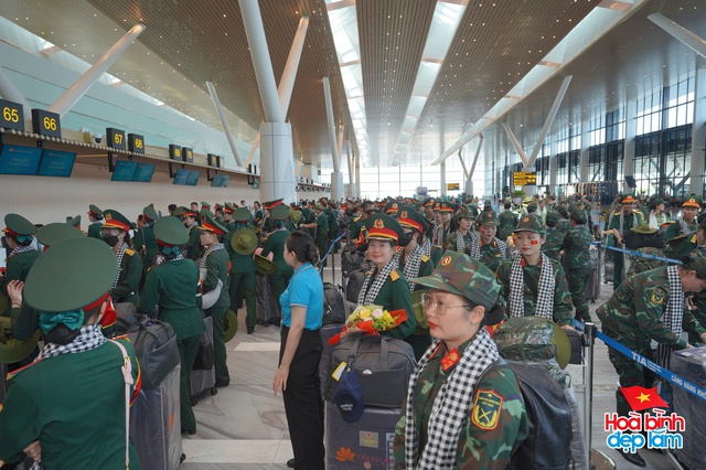 Cảnh tượng hiếm có ở sân bay Tân Sơn Nhất: Một màu xanh đồng loạt khiến ai cũng ngoái nhìn!- Ảnh 1.