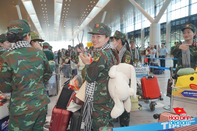 Cảnh tượng hiếm có ở sân bay Tân Sơn Nhất: Một màu xanh đồng loạt khiến ai cũng ngoái nhìn!- Ảnh 8.