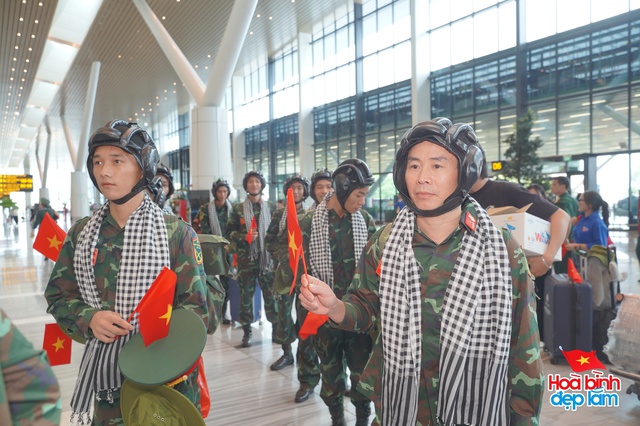 Cảnh tượng hiếm có ở sân bay Tân Sơn Nhất: Một màu xanh đồng loạt khiến ai cũng ngoái nhìn!- Ảnh 6.