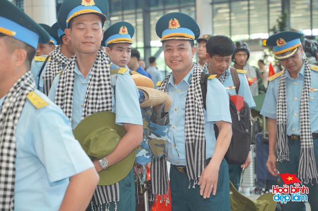 Cảnh tượng hiếm có ở sân bay Tân Sơn Nhất: Một màu xanh đồng loạt khiến ai cũng ngoái nhìn!- Ảnh 4.