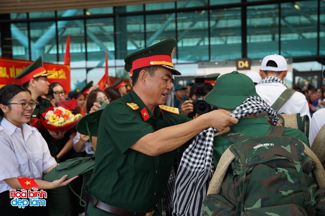 Cuộc chia tay đặc biệt tại Tân Sơn Nhất sáng nay- Ảnh 6.