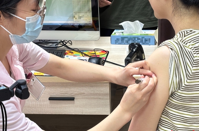 Vắc xin HPV được tiêm vào vị trí nào trên cơ thể nữ giới?- Ảnh 1.
