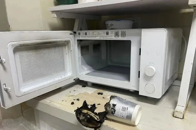 Cho trà sữa vào lò vi sóng trong 30 giây, tôi suýt làm cháy nhà: 3 thực phẩm này không bao giờ được cho vào lò vi sóng- Ảnh 1.