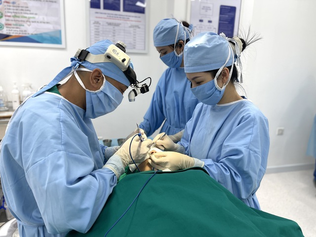 Nữ sinh 22 tuổi mắt không nhắm kín, chảy nước mắt liên tục vì thói quen làm đẹp "bất chấp" của nhiều người- Ảnh 5.