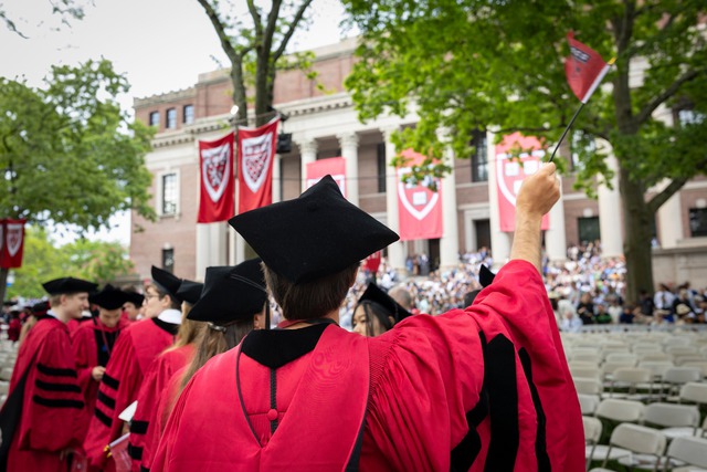 Bị Mỹ “tước quyền” tuyển sinh sinh viên quốc tế, Harvard đanh thép khẳng định 1 điều- Ảnh 1.