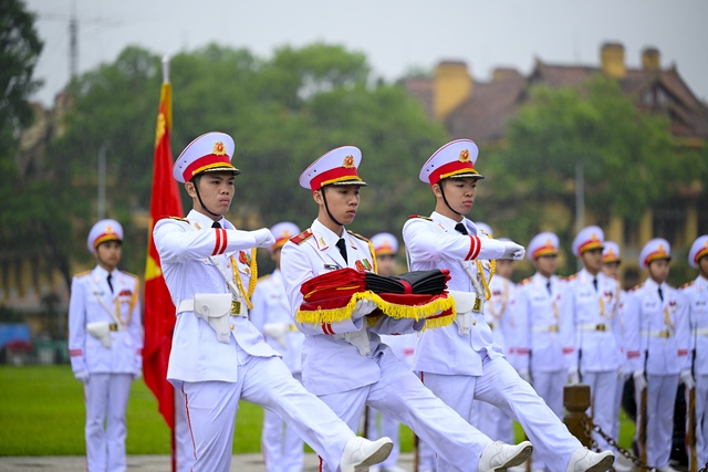 Người dân lặng người tiễn biệt nguyên Chủ tịch nước Trần Đức Lương thời khắc Quốc kỳ rủ kéo lên giữa Quảng trường Ba Đình- Ảnh 1. Người dân lặng người tiễn biệt nguyên Chủ tịch nước Trần Đức Lương thời khắc Quốc kỳ rủ kéo lên giữa Quảng trường Ba Đình- Ảnh 1.