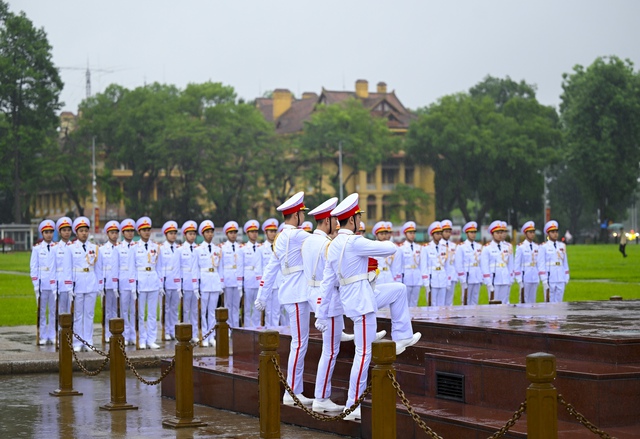 Người dân lặng người tiễn biệt nguyên Chủ tịch nước Trần Đức Lương thời khắc Quốc kỳ rủ kéo lên giữa Quảng trường Ba Đình- Ảnh 6. Người dân lặng người tiễn biệt nguyên Chủ tịch nước Trần Đức Lương thời khắc Quốc kỳ rủ kéo lên giữa Quảng trường Ba Đình- Ảnh 6.